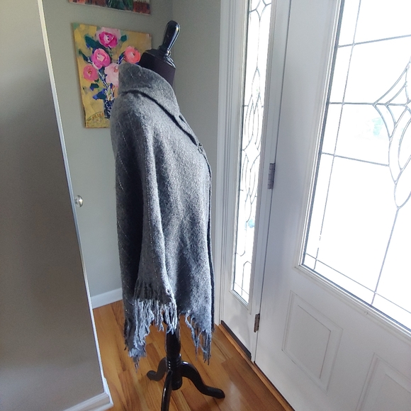 Andrew Marc Grey Fringe Poncho One Size - Picture 2 of 11